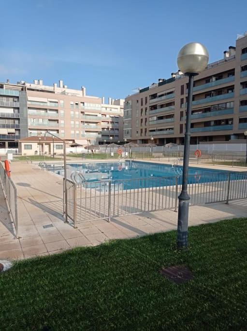 ウエスカAcogedor Apartamento Con Piscina Y Garajeアパートメント エクステリア 写真